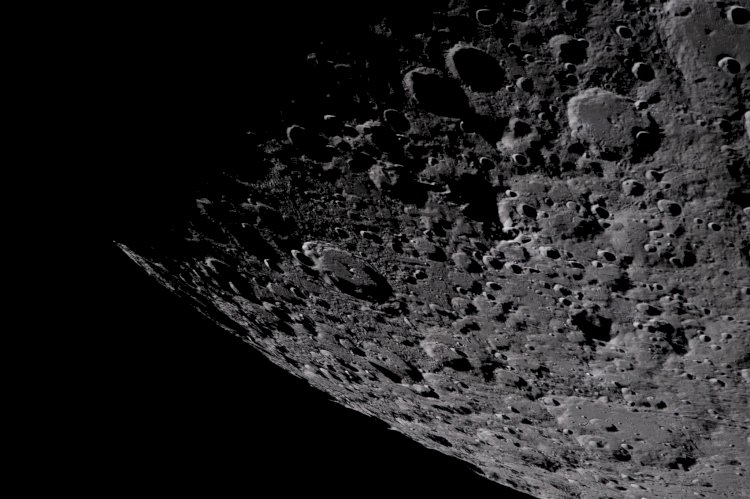 Artemis II revela novas imagens da Terra e do lado oculto da Lua durante sobrevoo histórico